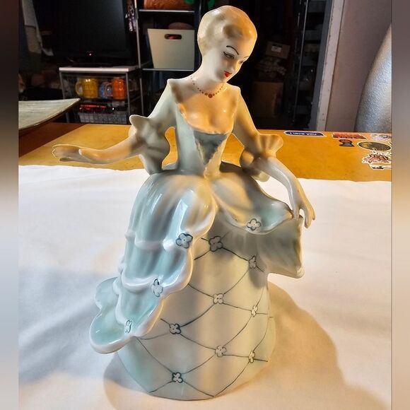 Vintage Romanian Curtsy Porcelain Lady Figurine - Picture 11 of 11